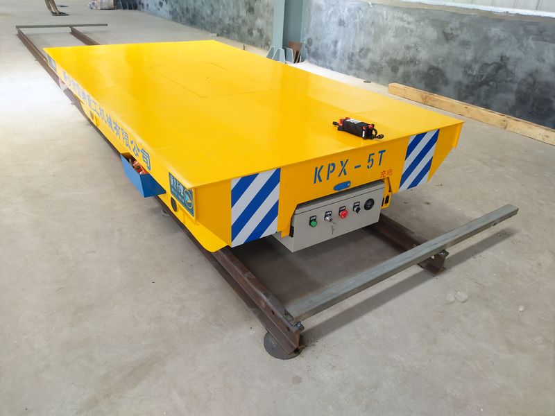 在電動平車的中間部位，載荷分布要均均